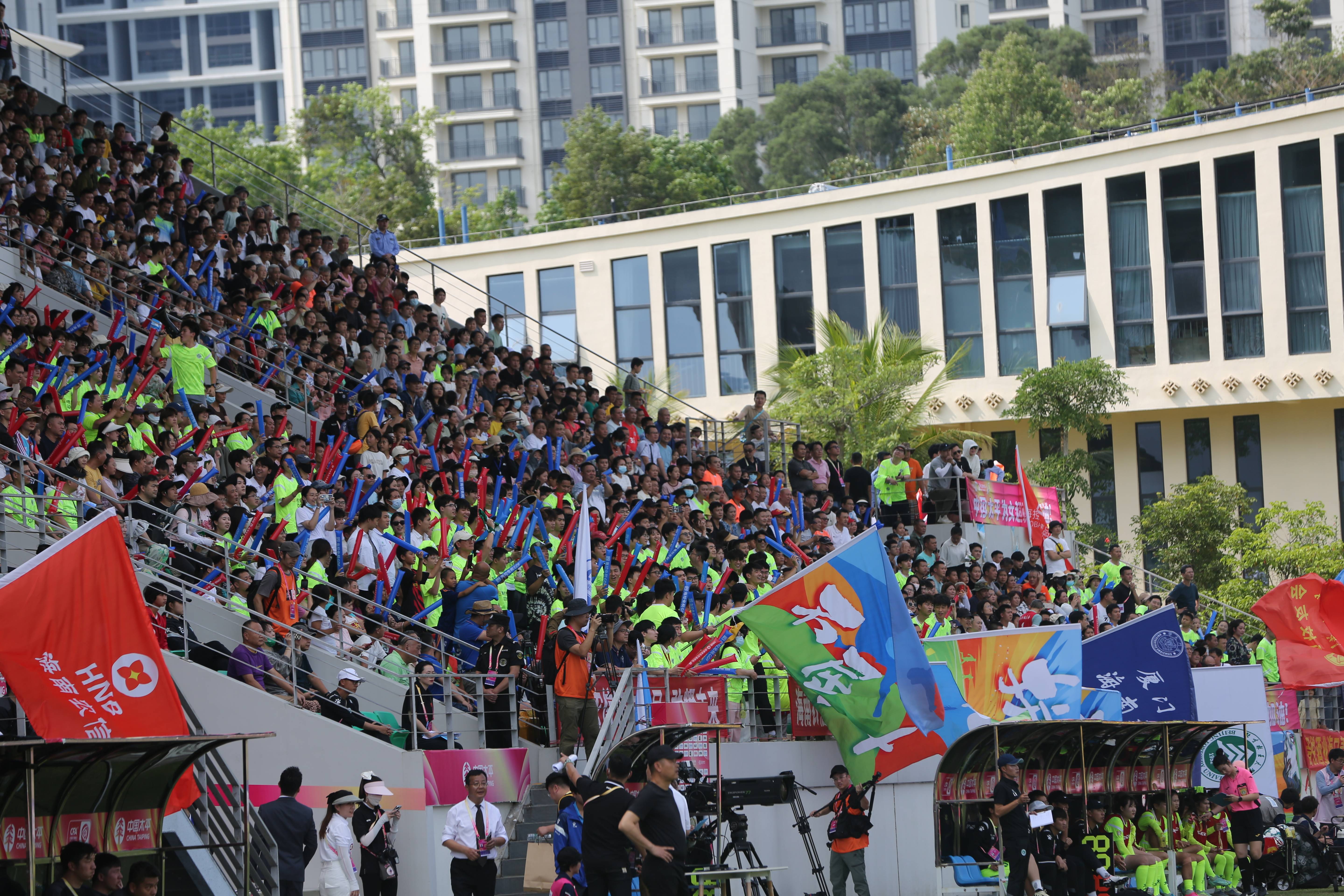 包含足球赛场上演精彩大战，观众目不转睛的词条