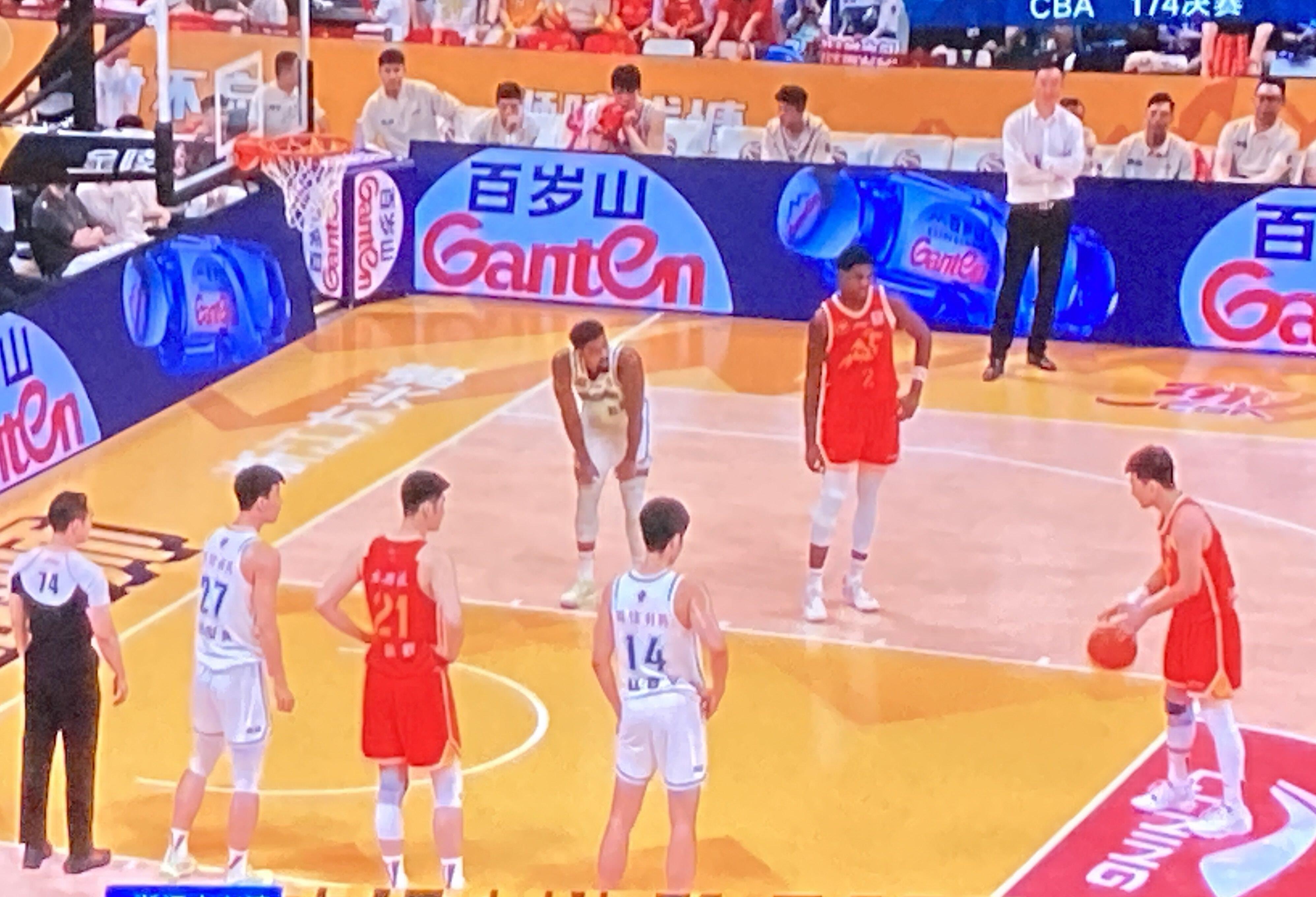 青岛男篮在今日比赛中取得胜利，令人瞩目的简单介绍