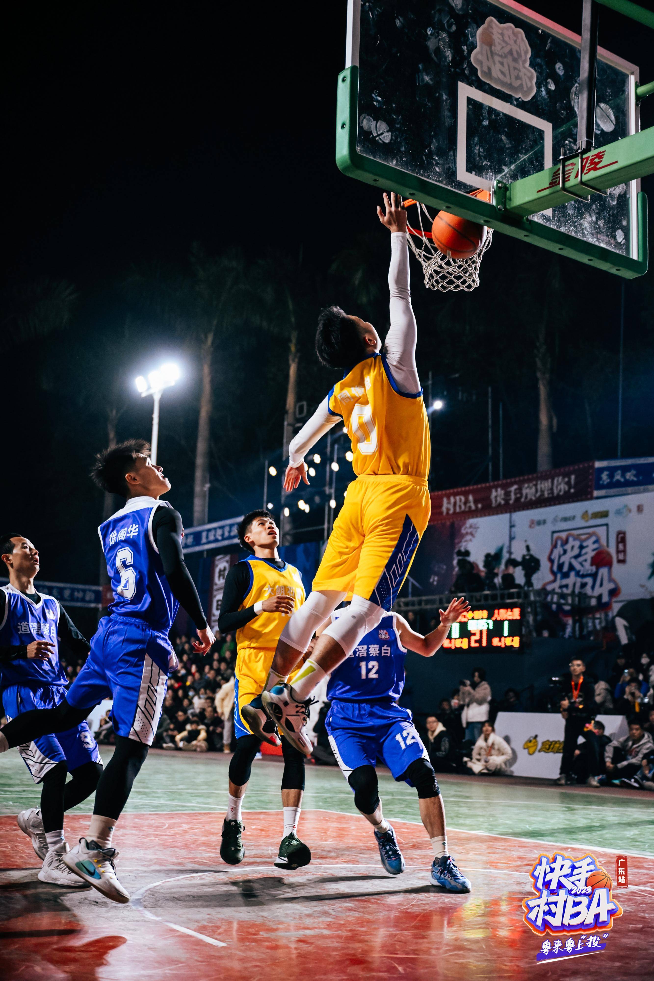 关于篮球晋级赛激烈角逐，球队奋力拼搏的信息