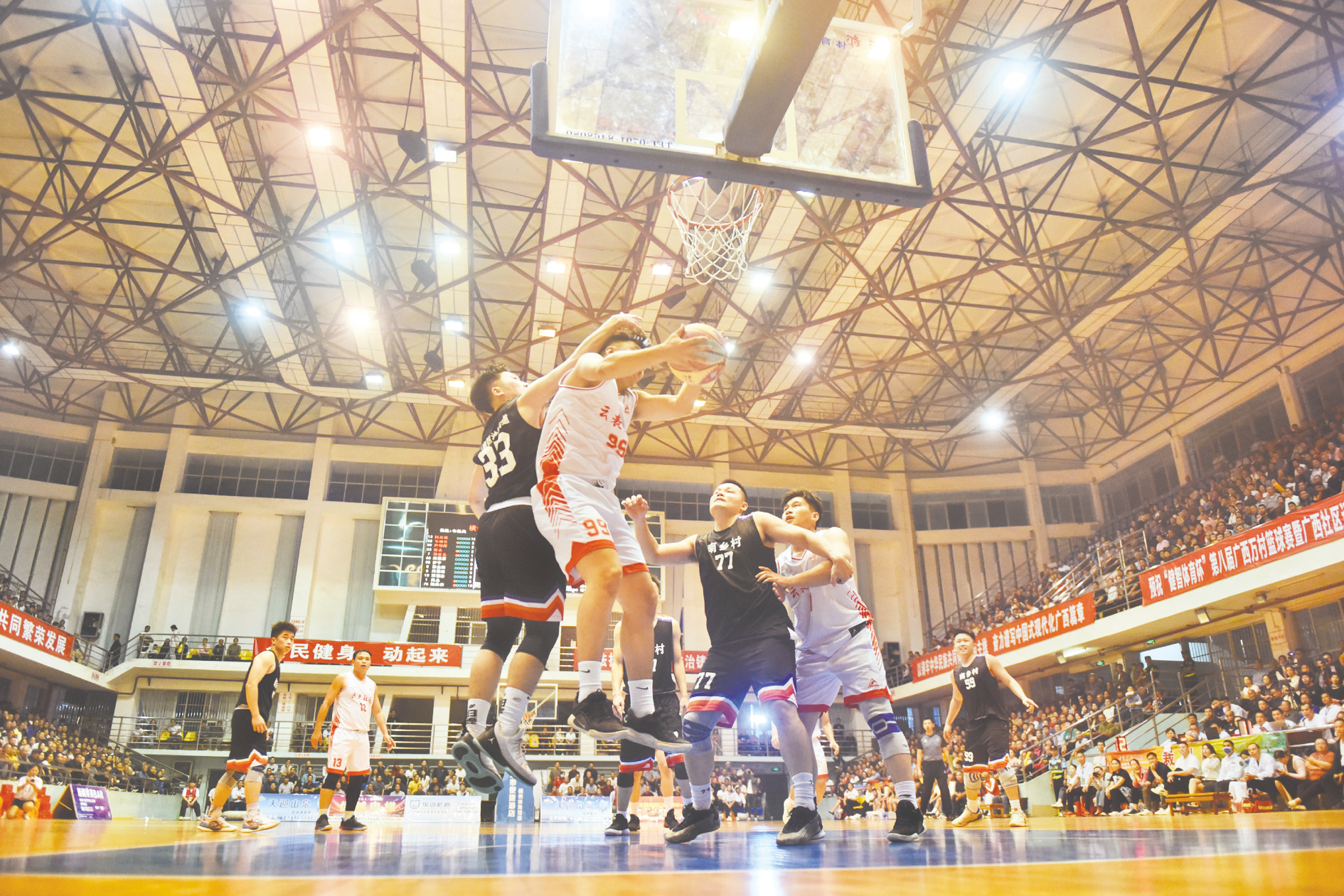 关于篮球晋级赛激烈角逐,球队奋力拼搏的信息 关于篮球晋级赛激烈角逐,球队奋力拼搏的信息