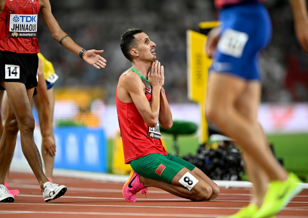 爱游戏官网网页版入口-田径比赛中运动员破次障碍冲刺终点线的简单介绍