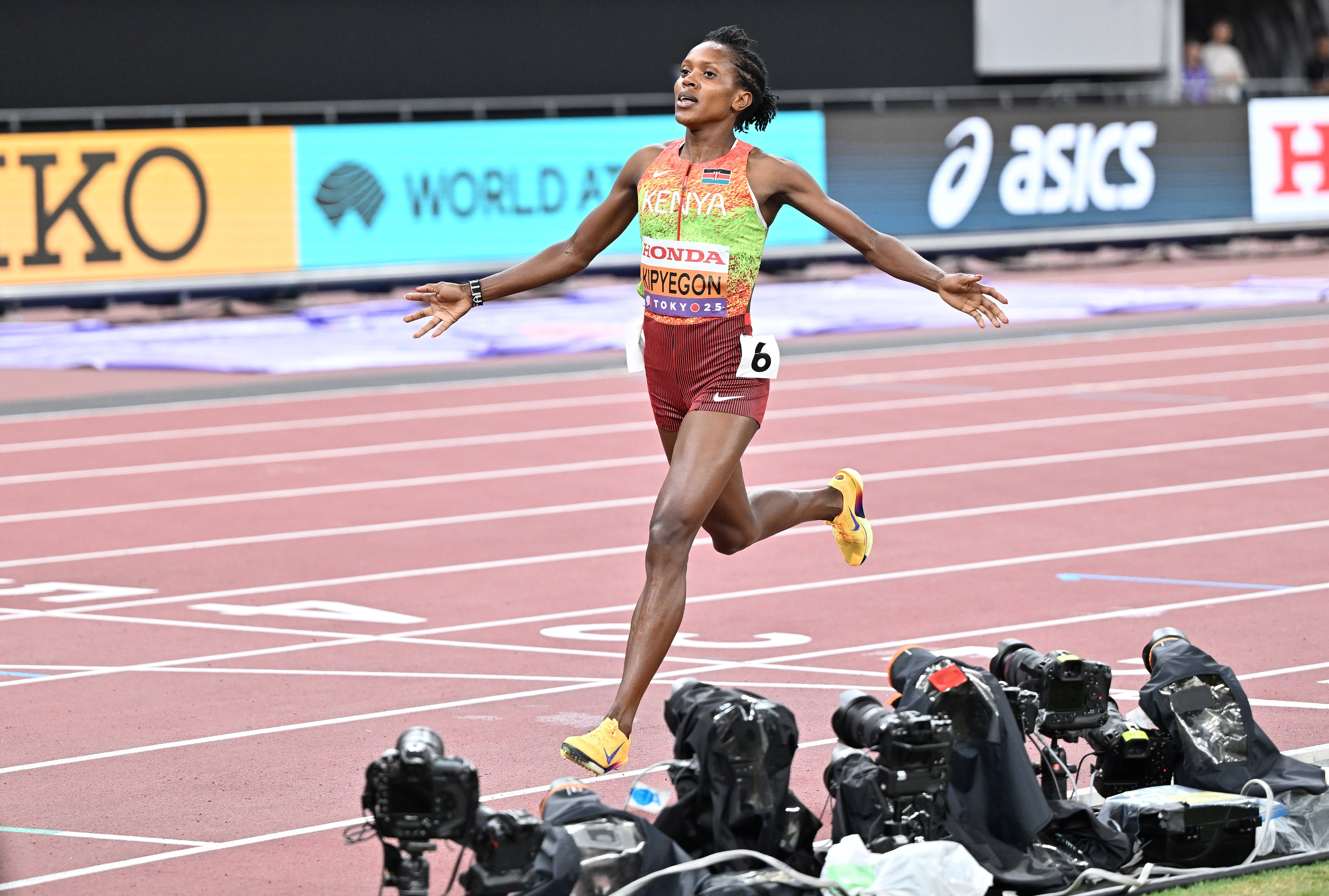 田径比赛中运动员破次障碍冲刺终点线的简单介绍