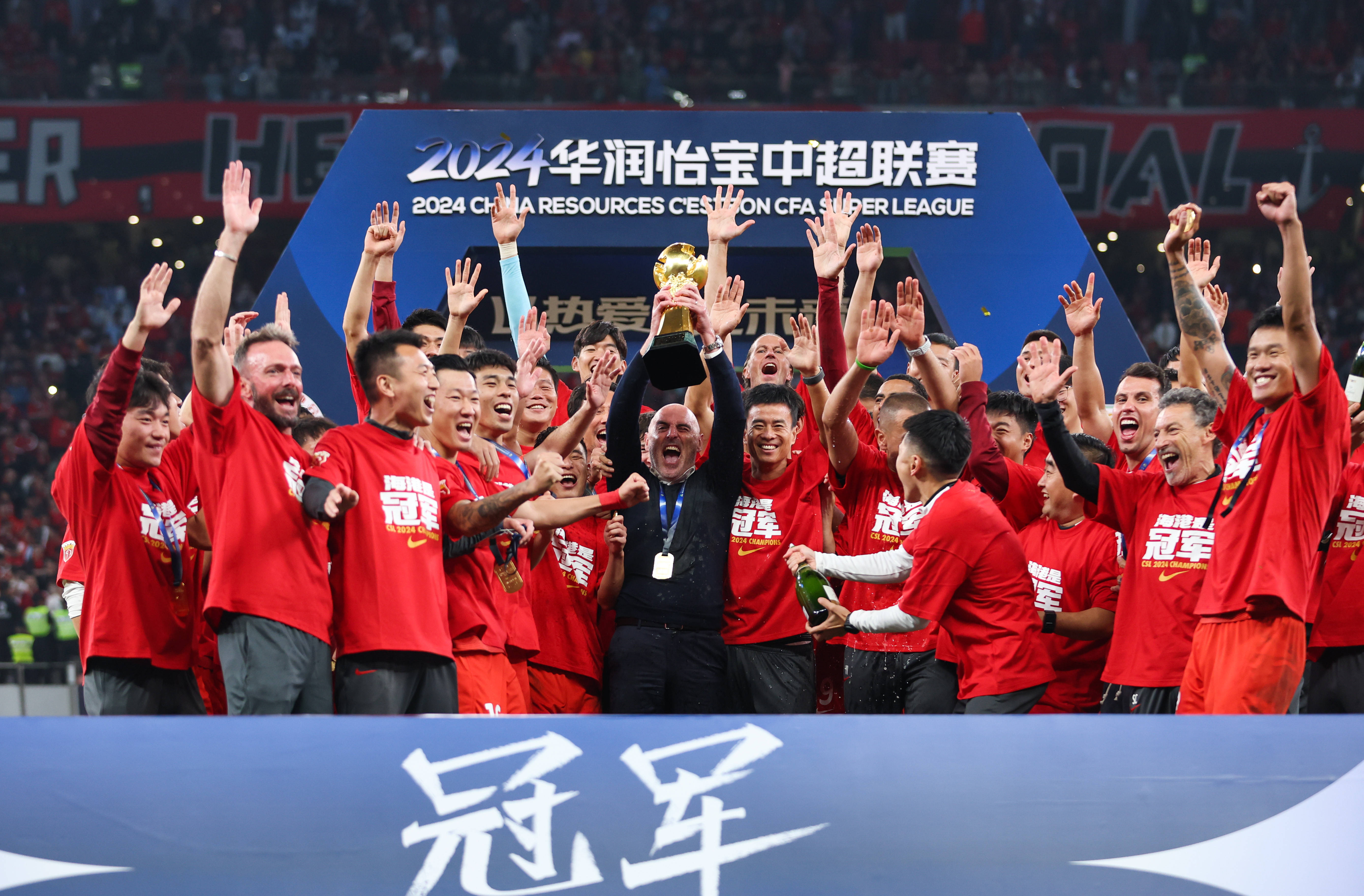 爱游戏体育下载-顶尖足球联赛内的豪门球队争夺冠军