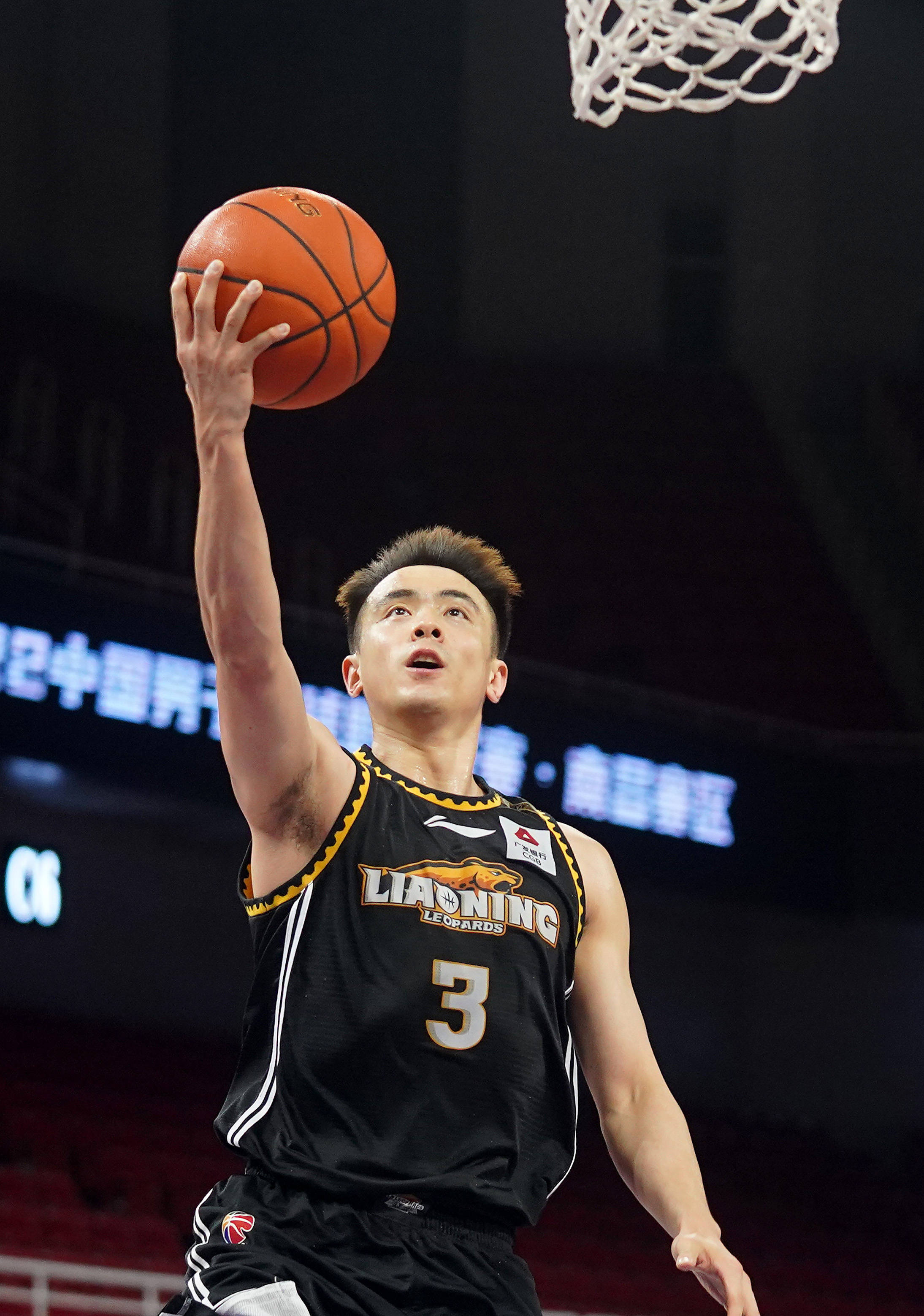 爱游戏网页版-辽宁男篮表现优异，稳坐榜首之位