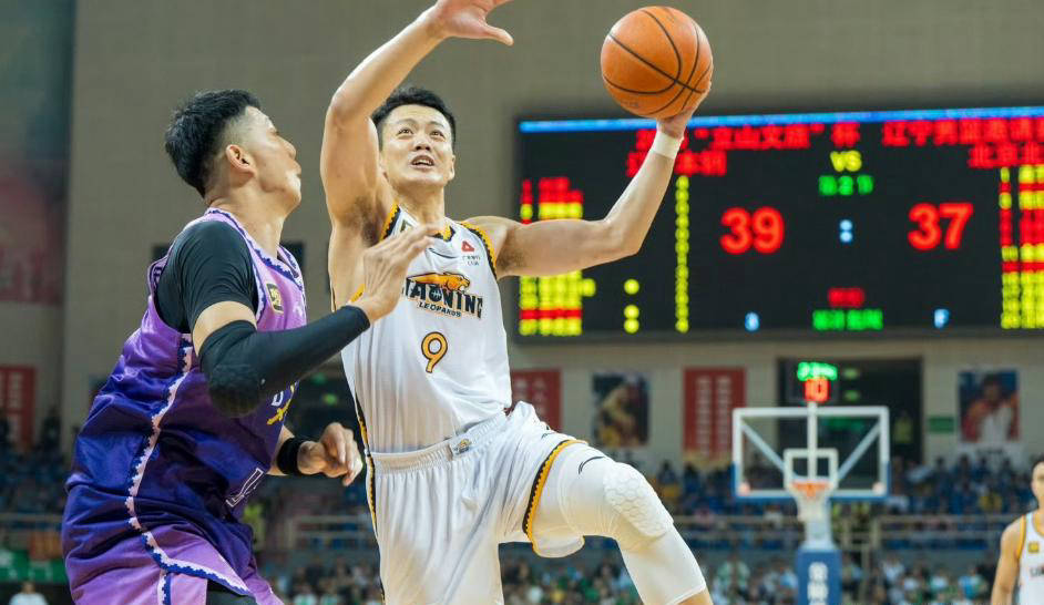 辽宁男篮表现优异，稳坐榜首之位