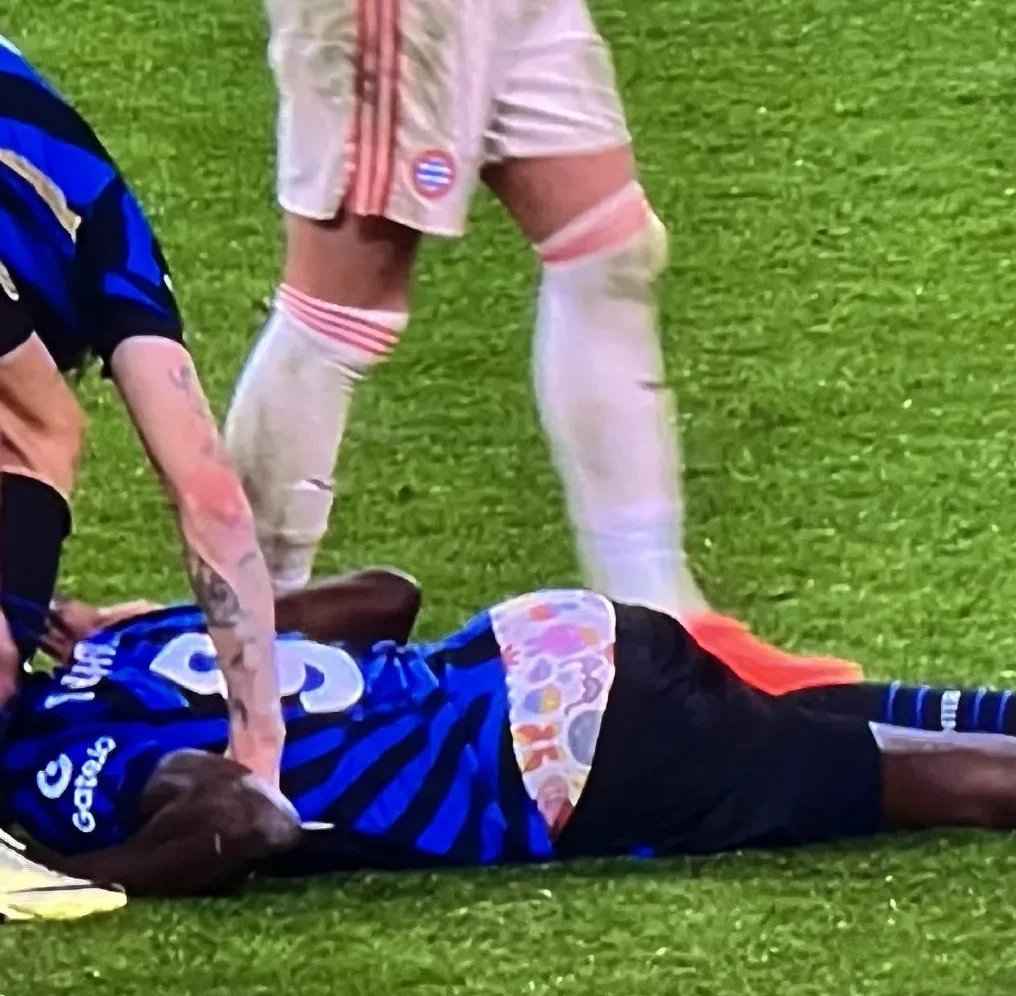 柏林赫塔球员受伤下场,提前换人 柏林赫塔球员受伤下场,提前换人