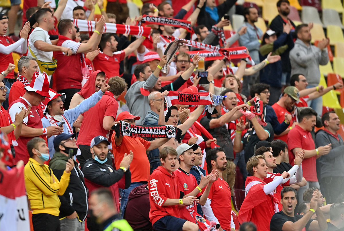 西班牙足球队在比赛中表现出色 西班牙足球队在比赛中表现出色