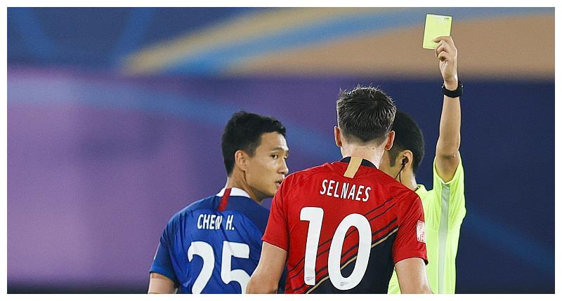 意大利国脚在比赛中吃到黄牌