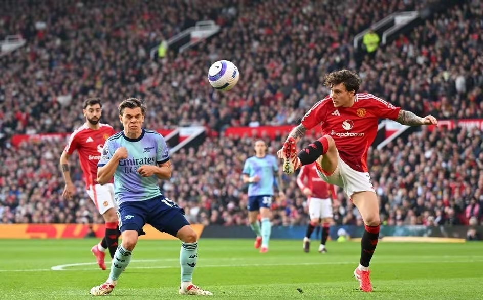 曼联主场击败阿斯顿维拉,士气大振 曼联主场击败阿斯顿维拉,士气大振