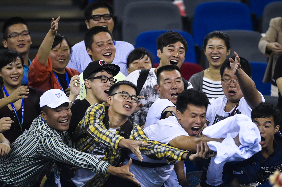 爱游戏app下载-现场观众情绪高涨，为球员加油助威