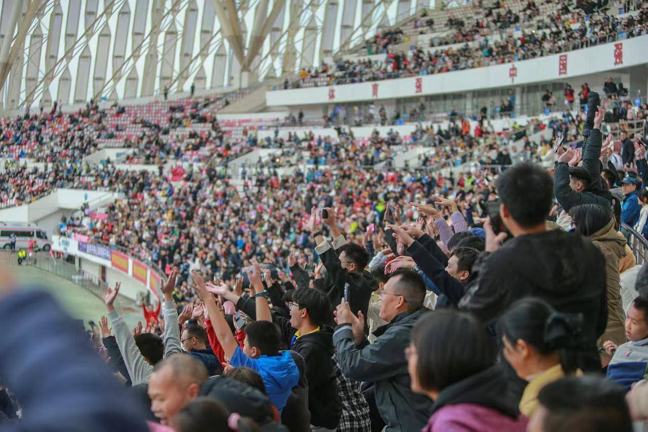 现场观众情绪高涨,为球员加油助威 现场观众情绪高涨,为球员加油助威