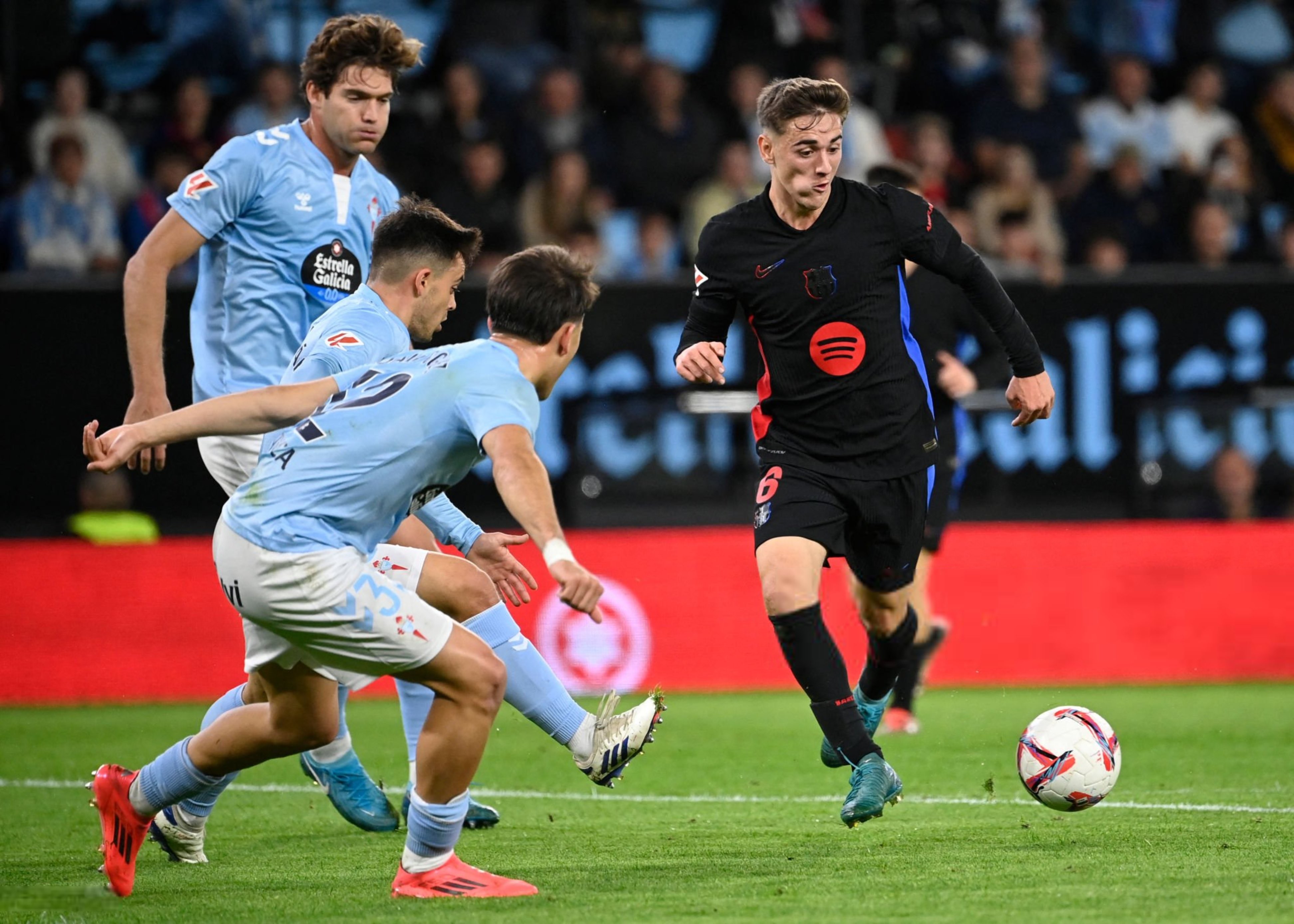 爱游戏体育直播-巴萨客场战平对手，艰难吞下平局