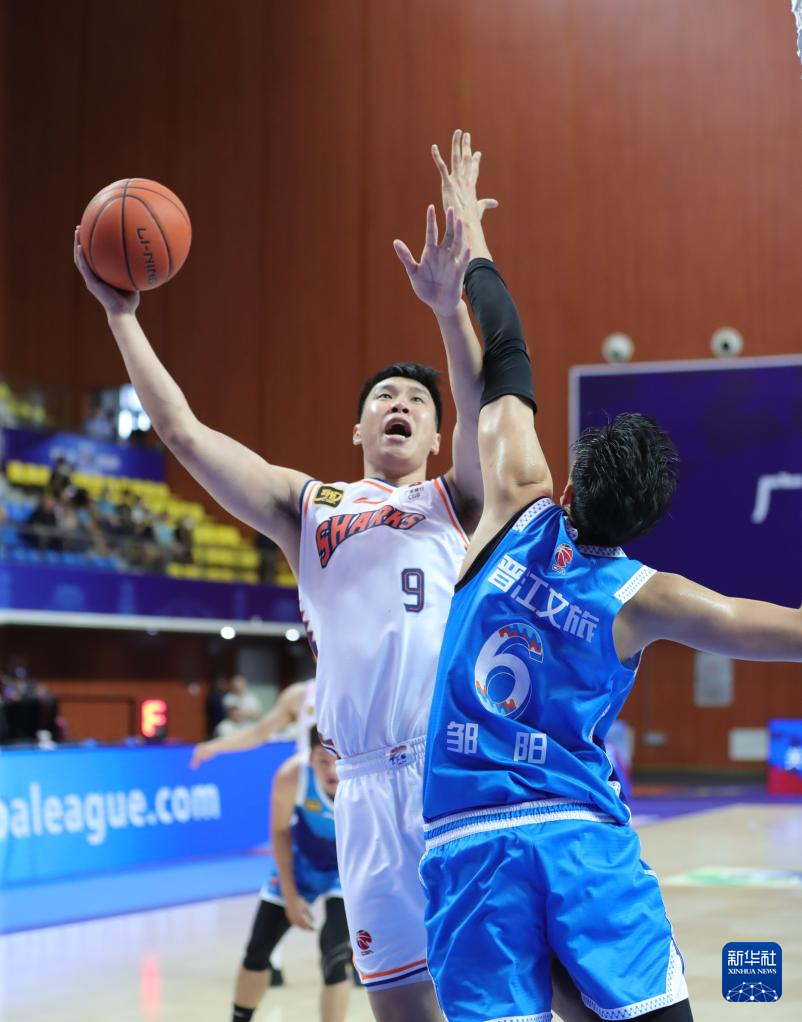 关于福建篮球联赛中球员表现出色，战绩连连获胜的信息