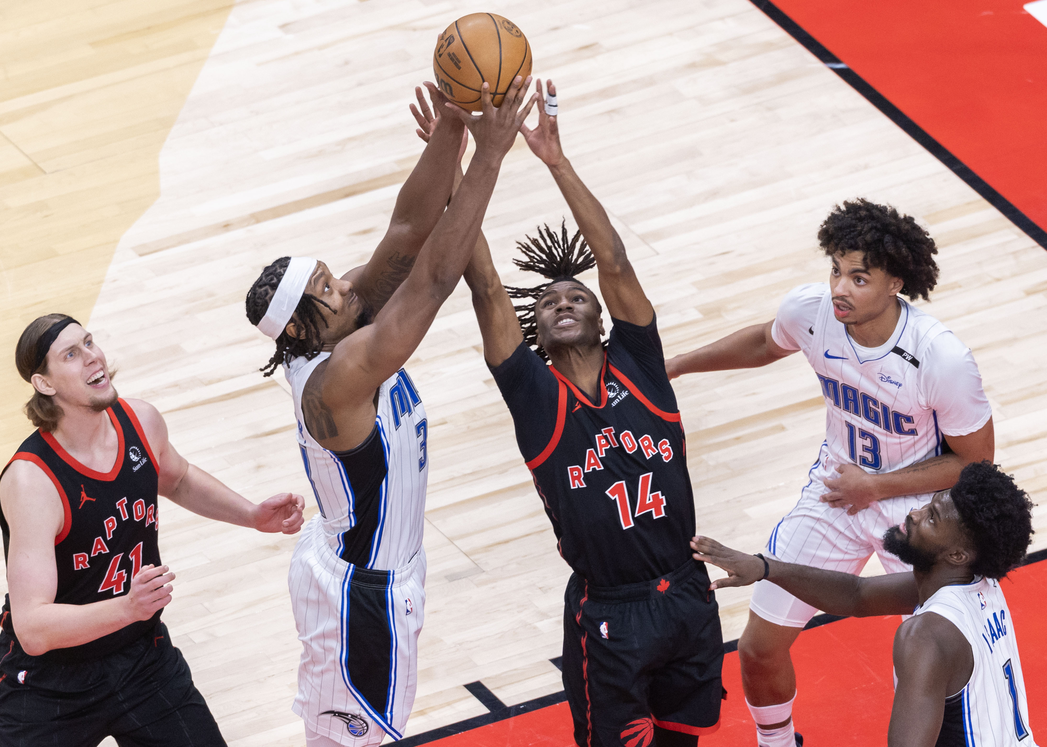 猛龙客场战胜骑士，继续领先