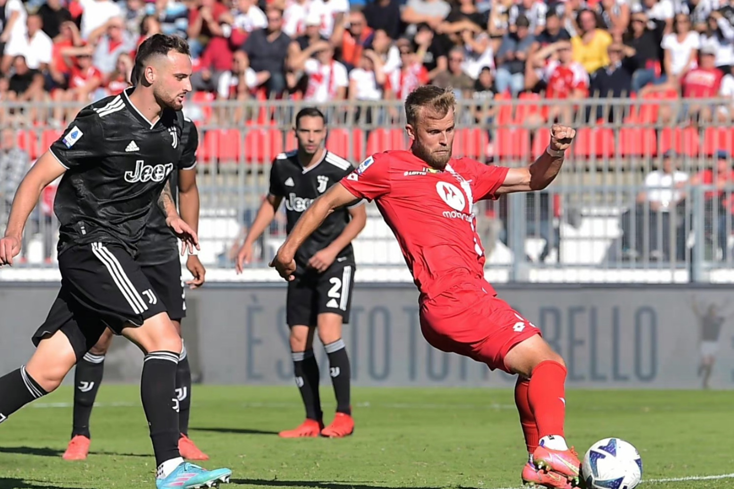 比利亚雷亚尔防守不力，连败数场，面临降级危机的简单介绍