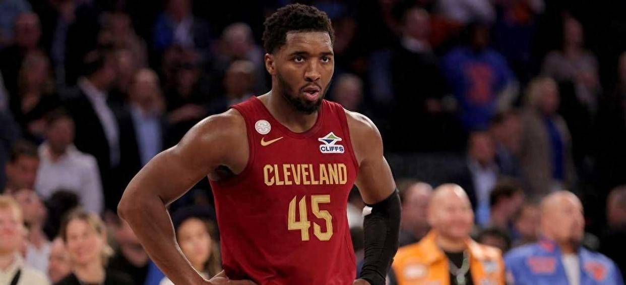 包含爵士客场战胜篮网，米切尔独得分成全场焦点的词条